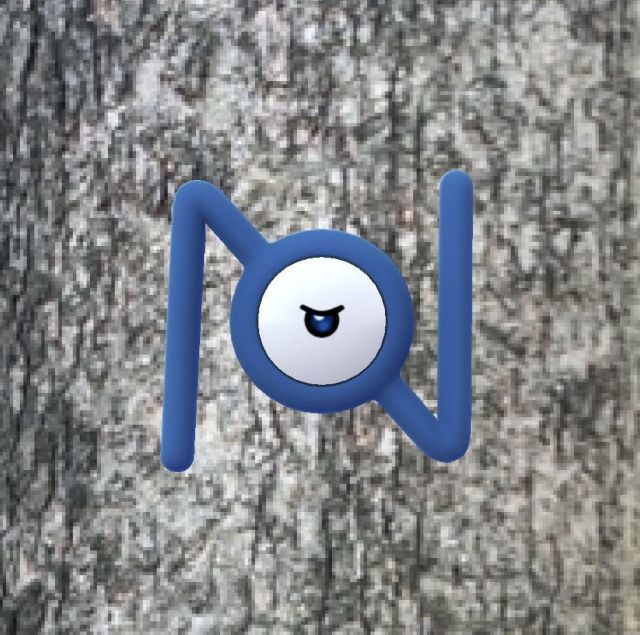 Une capture d’écran d’un Unown N brillant dans Pokémon GO.