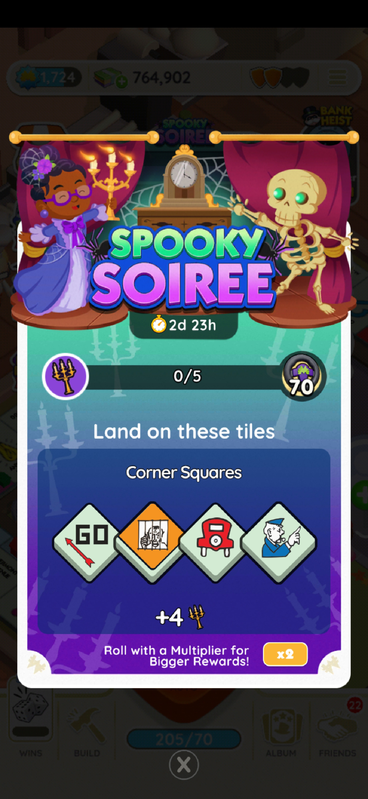 Une image montrant le fonctionnement de l’événement Spooky Soiree dans le cadre d’un article sur le Monopoly GO dans le cadre d’un article sur ce sujet, ainsi que les récompenses, les jalons et la façon de gagner. L’image elle-même montre les tuiles nécessaires à l’événement ainsi qu’une femme tenant un chandelier et un squelette de chaque côté d’une horloge de cheminée.