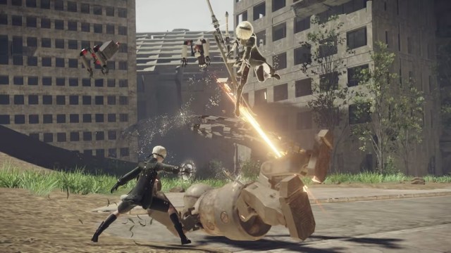 Capture d’écran de Nier Automata de 2B et 9S attaquant un robot 