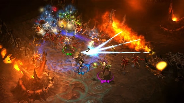 Capture d’écran de Diablo 3 d’un groupe de 4 joueurs attaquant une horde d’ennemis dans un donjon enflammé.