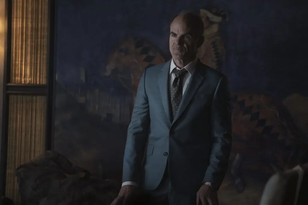 Michael Kelly dans The Penguinq