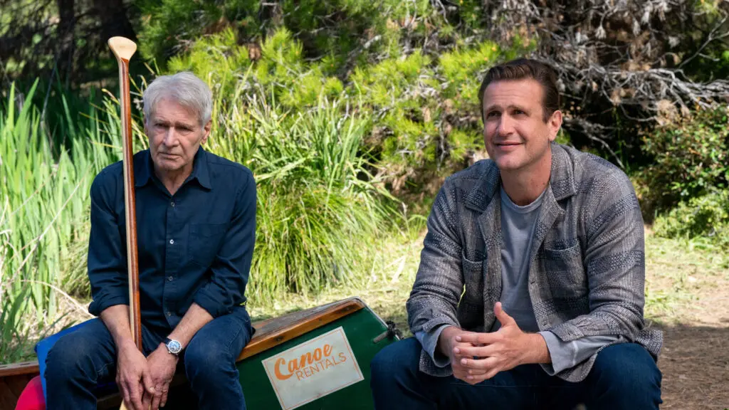 Harrison Ford et Jason Segel dans Shrinking