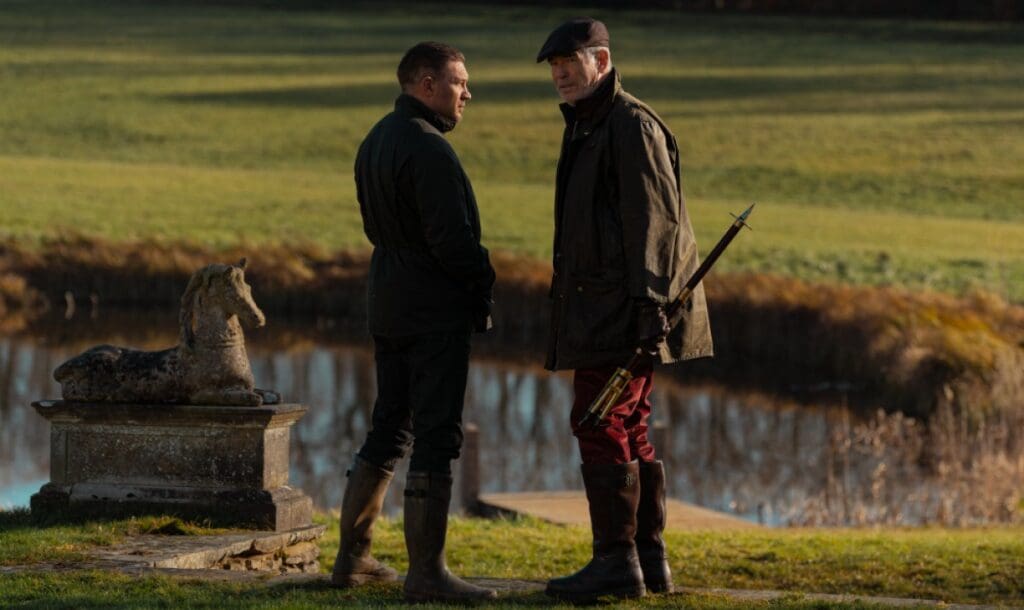 Tom Hardy et Pierce Brosnan dans MobLand