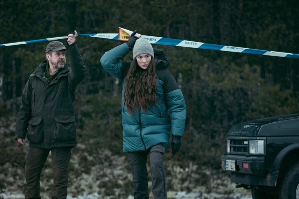 (De gauche à droite) Johan Hedenberg dans le rôle de Valter et Léonie Vincent dans le rôle de Lejla dans The Glass Dome/Glaskupan