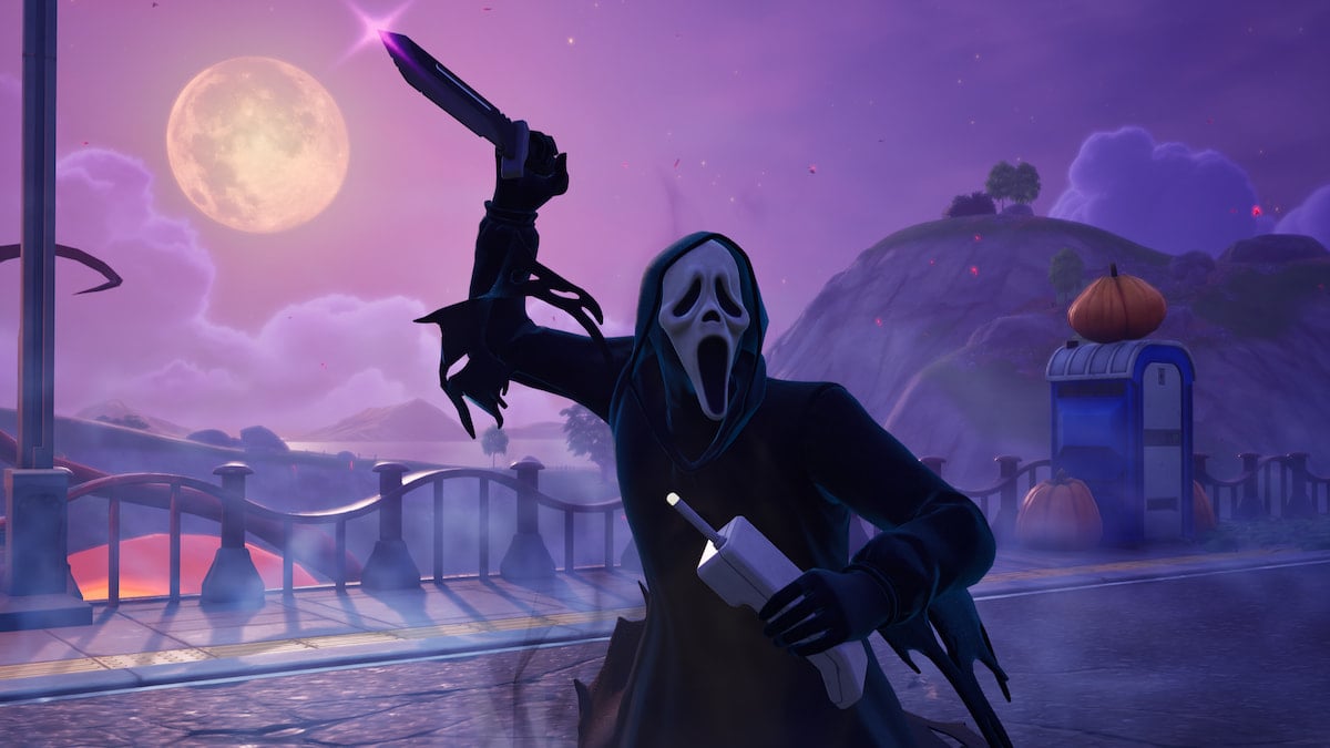 Ghostface courant avec un couteau et un téléphone dans Fortnite